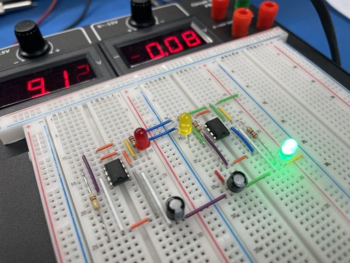 How To Make A Traffic Light Circuit Without A Microcontroller- By Alex 